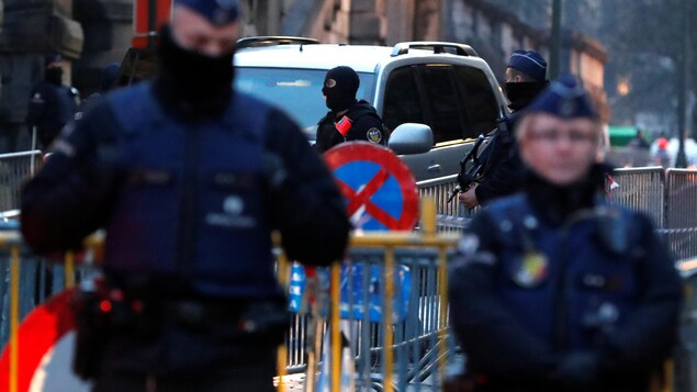 Un convoi qui transporterait Salah Abdeslam, un des suspects de l’attentat du groupe armé État islamique de novembre 2015 à Paris, arrive sous haute surveillance policière à Bruxelles. Un convoi qui transporterait Salah Abdeslam, un des suspects de l’attentat du groupe armé État islamique de novembre 2015 à Paris, arrive sous haute surveillance policière à Bruxelles.