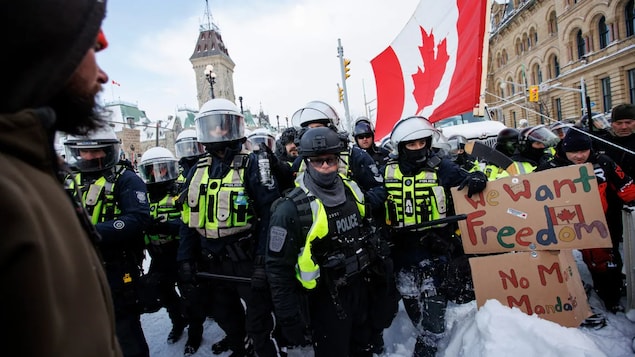 Police enforce an injunction against protesters in Ottawa on Feb. 19, 2022. (Evan Mitsui/CBC)