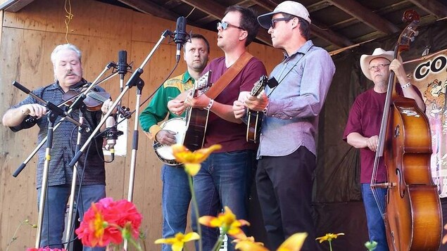 La communauté de musiciens de bluegrass au coeur du festival de Coombs