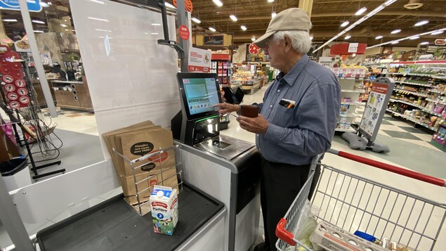 Una persona paga en el supermercado.