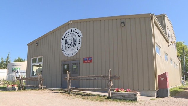 Entrée d'un bâtiment sur lequel on peut lire « Pelee Island Co-operative Association ». Entrée d'un bâtiment sur lequel on peut lire « Pelee Island Co-operative Association ».