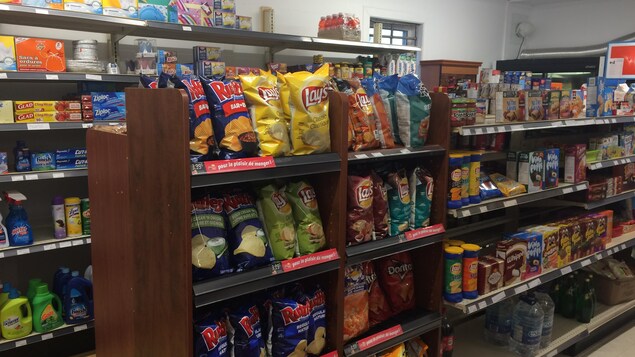 Un étalage de dépanneur. Un étalage de dépanneur.
