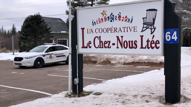 Affiche Coopérative Le Chez Nous avec un véhicule de la GRC.