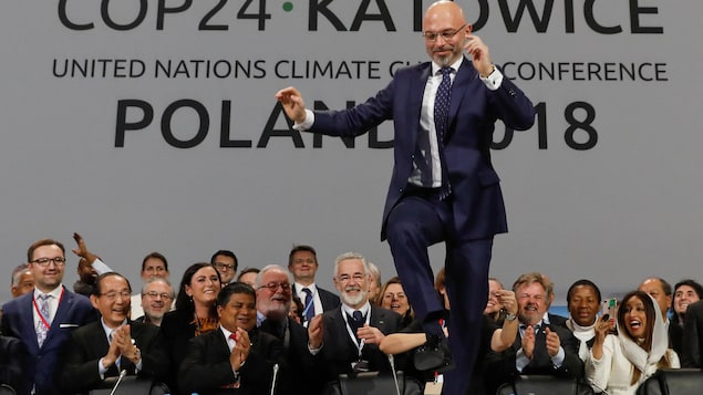 Le président de la COP24 Michal Kurtyka saute de joie à la fin de la conférence sur les changements climatiques.