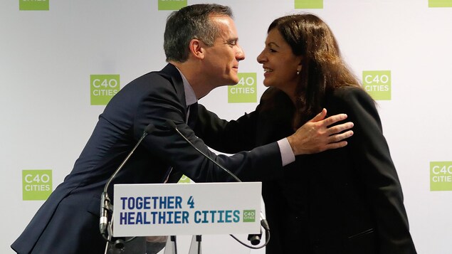 Le maire de Los Angeles, Eric Garcetti, fait la bise à la mairesse de Paris, Anne Hidalgo, lors du Sommet des villes pour le climat en octobre dernier. Le maire de Los Angeles, Eric Garcetti, fait la bise à la mairesse de Paris, Anne Hidalgo, lors du Sommet des villes pour le climat en octobre dernier.