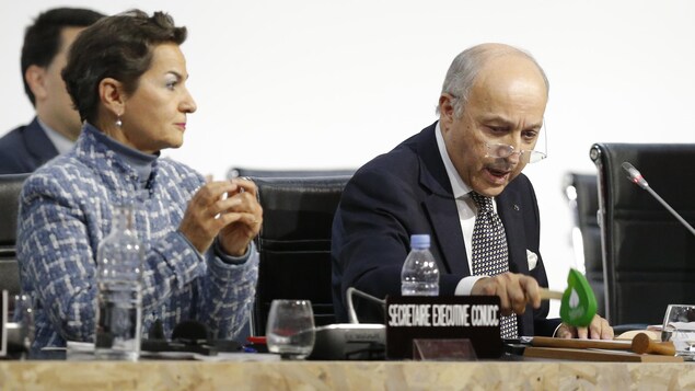 Le ministre français des Affaires étrangères, Laurent Fabius, lors de l'adoption de l'Accord de Paris, le 12 décembre 2015 Le ministre français des Affaires étrangères, Laurent Fabius, lors de l'adoption de l'Accord de Paris, le 12 décembre 2015