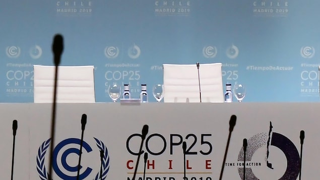 Une table de conférence vide au sommet de la COP25 à Madrid.