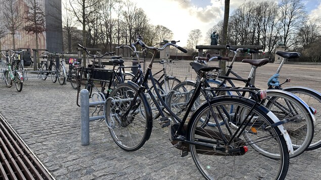 Des vélos sont déposés.