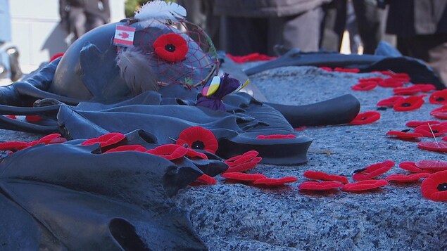 Des coquelicots sont déposés sur le monument. Des coquelicots sont déposés sur le monument.