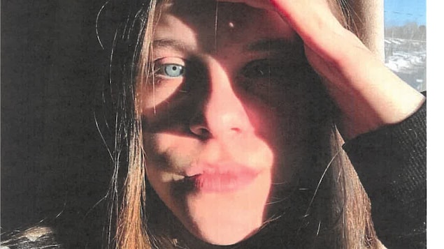 Coralie Lessard, 15 ans, est portée disparue depuis le samedi 20 novembre. Elle a de longs cheveux châtains, des yeux bleus, mesure 5 pieds 2 pouces et pèse environ 100 livres. Elle portait des vêtements noirs au moment de sa disparition. 