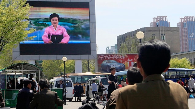 Des Nord-Coréens apprennent la nouvelle en direct dans les rues du pays. Des Nord-Coréens apprennent la nouvelle en direct dans les rues du pays.