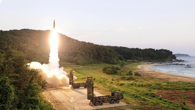 L'armée de la Corée du Sud a lancé une salve de missiles balistiques, lundi matin, simulant une attaque contre le site d'essais nucléaires nord-coréen. L'armée de la Corée du Sud a lancé une salve de missiles balistiques, lundi matin, simulant une attaque contre le site d'essais nucléaires nord-coréen.
