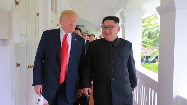 Donald Trump et Kim Jong-un dans un corridor d'hôtel à Singapour. Donald Trump et Kim Jong-un dans un corridor d'hôtel à Singapour.
