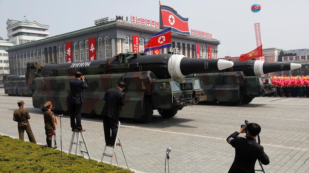Des photographes nord-coréens immortalisent le passage de missiles lors d'un défilé en l'honneur du défunt dictateur Kim Il-Sung. Des photographes nord-coréens immortalisent le passage de missiles lors d'un défilé en l'honneur du défunt dictateur Kim Il-Sung.