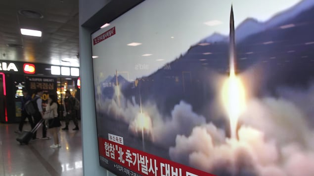 Un écran de télé montre le tir simultané de plusieurs missiles nord-coréens.