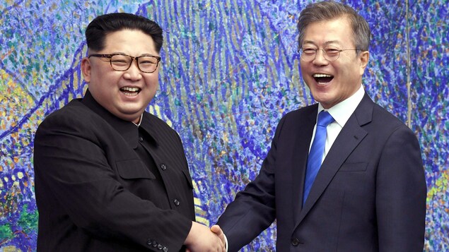 Le leader nord-coréen Kim Jong-un (à gauche) et le président sud-coréen Moon Jae-in (à droite) réunis le temps d'un sommet politique, le 27 avril 2018. Le leader nord-coréen Kim Jong-un (à gauche) et le président sud-coréen Moon Jae-in (à droite) réunis le temps d'un sommet politique, le 27 avril 2018.