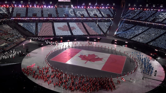 Le drapeau canadien projeté au centre du stade accueillant la cérémonie d'ouverture des Jeux d'hiver de Pyeongchang en Corée du Sud.