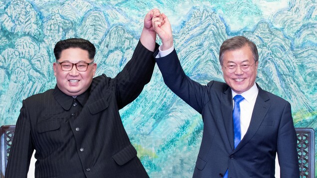 Les présidents coréens Kim Jong-un et Moon Jae-in heureux de leur rencontre.. Les présidents coréens Kim Jong-un et Moon Jae-in heureux de leur rencontre..