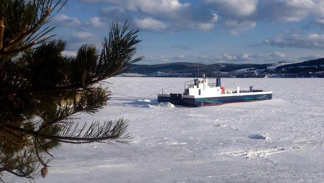 Le traversier Corégone accosté au quai de Témiscouata-sur-le-Lac.