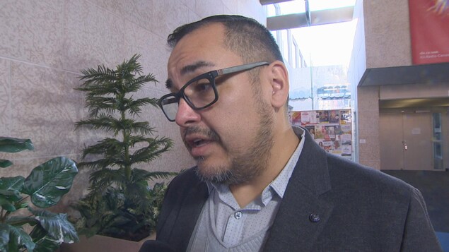 Corey O'Soup au micro d'un journaliste. Corey O'Soup au micro d'un journaliste.