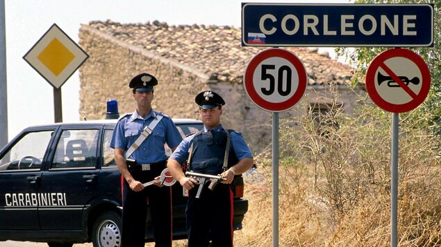 Des policiers montent la garde à l'entrée du village de Corleone, en Sicile. Des policiers montent la garde à l'entrée du village de Corleone, en Sicile.