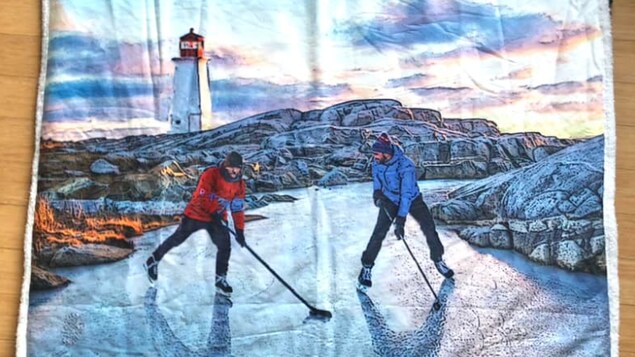Une couverture illustrant deux hockeyeurs devant un phare.