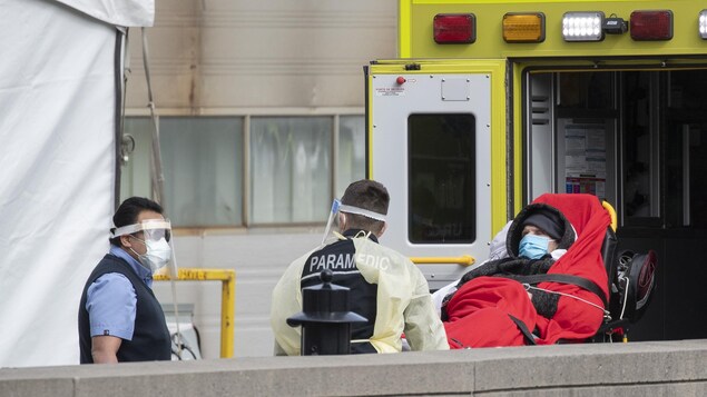 Des ambulanciers à la rescousse des infirmières au Québec
