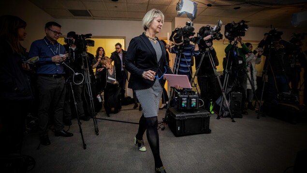 Bonnie Henry sous les caméras des journalistes