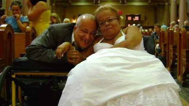 Gina Lepage et René Desmarchais dans une église lors de leur mariage en 2012.