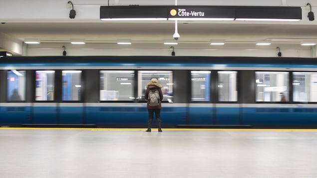 Une personne seule sur un quai de métro à la station Berri-UQAM.