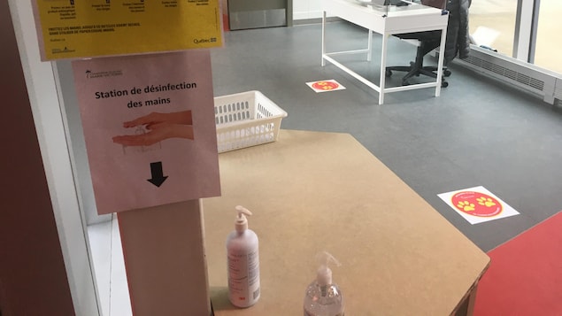 Une table avec une bouteille de détergeant dessus.
