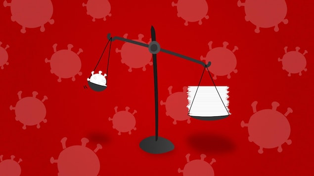 Un montage graphique représentant une balance. À gauche, une représentation du virus. À droite, une pile de papier, qui est plus lourde.