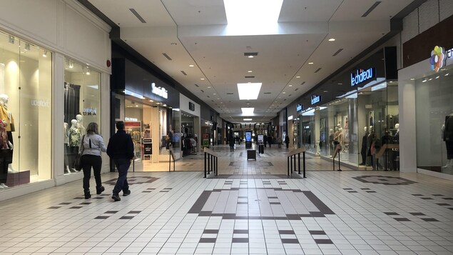 Un centre commercial est presque vide.