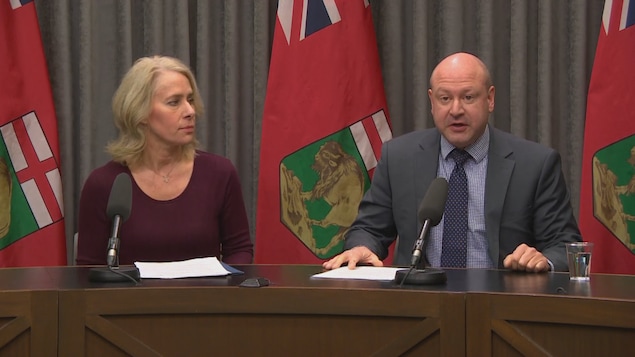 Le docteur Brent Roussin en conférence de presse.