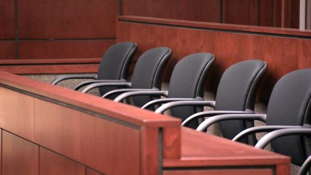 Les sièges d'un jury dans un tribunal. Les sièges d'un jury dans un tribunal.