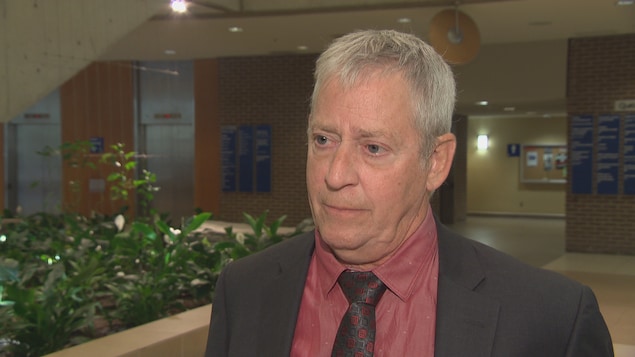 Le coroner en chef adjoint Luc Malouin répond aux questions des journalistes. Le coroner en chef adjoint Luc Malouin répond aux questions des journalistes.