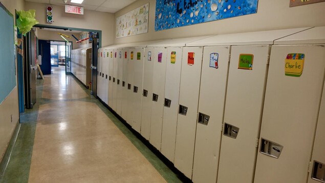 Un corridor dans une école primaire.