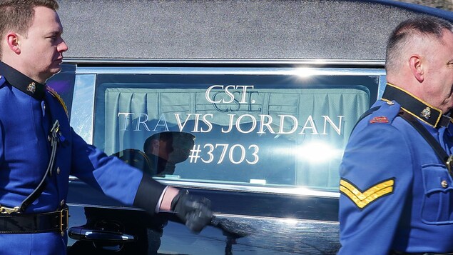Le nom de Travis Jordan et son matricule, 3703, sont écrits sur la fenêtre d'un corbillard.