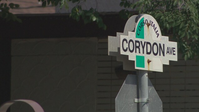 Un panneau sur lequel on peut lire le nom de l'avenue Corydon à Winnipeg. Un panneau sur lequel on peut lire le nom de l'avenue Corydon à Winnipeg.