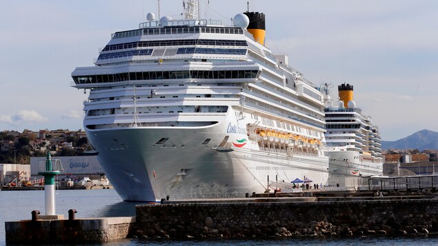 Les navires de croisière Costa Luminosa et Costa Fascinosa, dans le port de Marseille, en France.