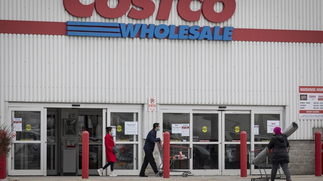 Des consommateurs entrent au grand magasin Costco à Etobicoke (Toronto).