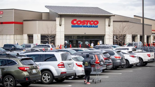 停满汽车的 Costco 商店。