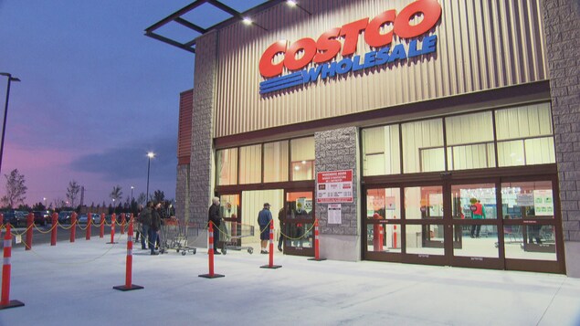 Facade avant d'un magasin Costco