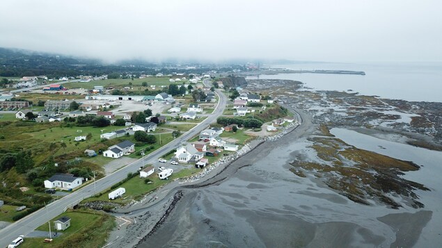 Une vue aérienne d'une ville côtière en Gaspésie.