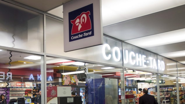 Vitrine d'un dépanneur Couche-Tard.
