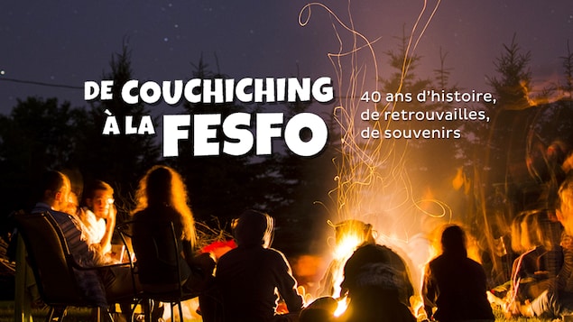 Personnes assises sur des chaises autour d'un feu de camp la nuit Personnes assises sur des chaises autour d'un feu de camp la nuit