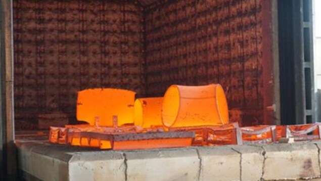 Des pièces de pipeline dans un four industriel. Des pièces de pipeline dans un four industriel.