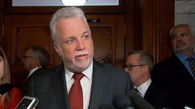 Philippe Couillard s'adresse aux journalistes. Philippe Couillard s'adresse aux journalistes.