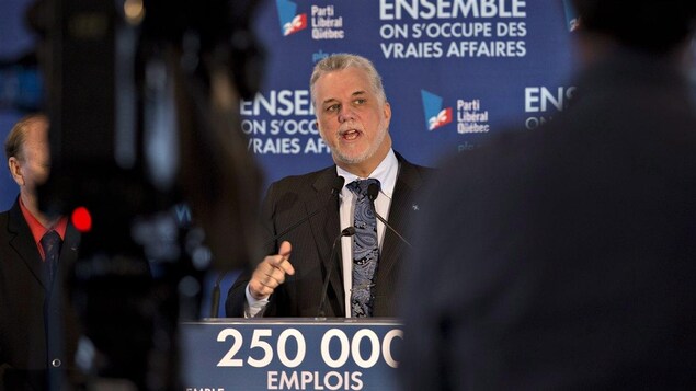 Philippe Couillard en conférence de presse à Sept-Îles.