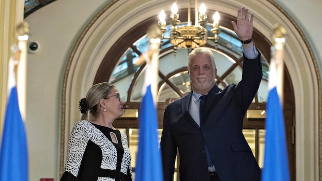 Philippe Couillard salue de la main.